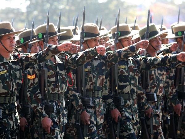 Image of Gurkha soldiers with 1A Long Blade bayonets.